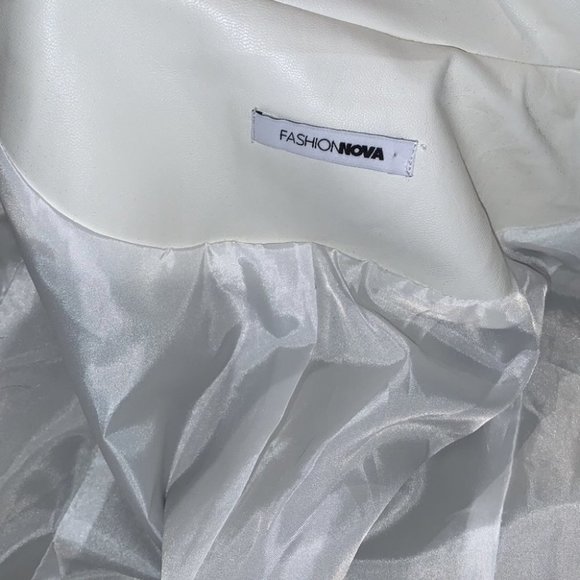 🛑🛑Fashion Nova Ivory White faux fur sleeves moto crop jacket size Large🛑🛑 - Picture 9 of 13